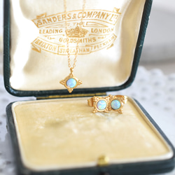 揺らめく遊色　ブルーオパール　クラシックフレーム　小さな　サージカルステンレスネックレス 9枚目の画像