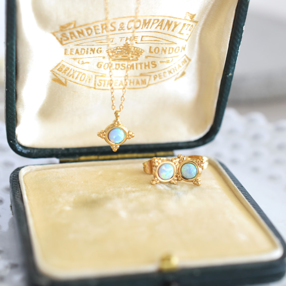 揺らめく遊色　ブルーオパール　クラシックフレーム　小さな　サージカルステンレスネックレス 9枚目の画像