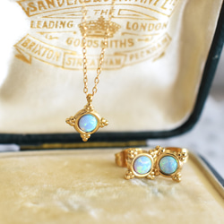 揺らめく遊色　ブルーオパール　クラシックフレーム　小さな　サージカルステンレスネックレス 2枚目の画像