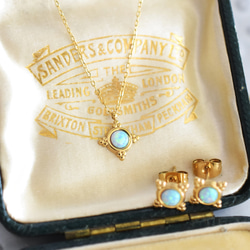 揺らめく遊色　ブルーオパール　クラシックフレーム　小さな　サージカルステンレスネックレス 6枚目の画像