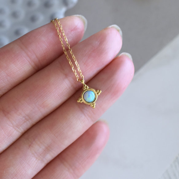 揺らめく遊色　ブルーオパール　クラシックフレーム　小さな　サージカルステンレスネックレス 8枚目の画像