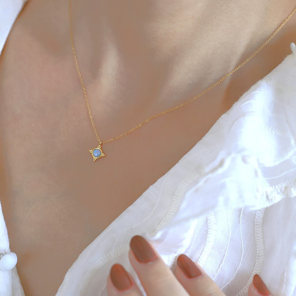 揺らめく遊色　ブルーオパール　クラシックフレーム　小さな　サージカルステンレスネックレス 10枚目の画像