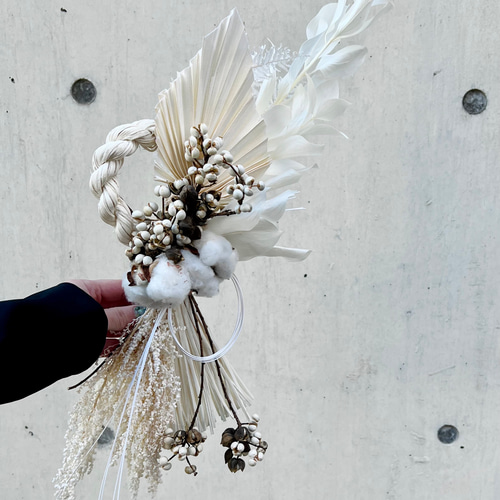 ヒカゲノカズラとナンキンハゼと水引きを添えた　しめ縄　リース　お正月飾り　注連縄 ヒカゲノカズラとナンキンハゼと水引きを添えた しめ縄 リース お正月