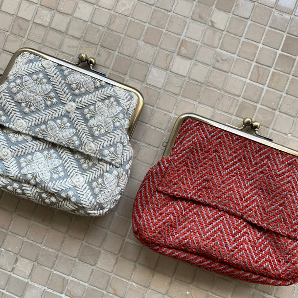 インド刺繍　グレー　ハーリキン　ティッシュがま口　 3枚目の画像