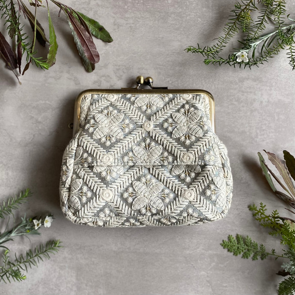 インド刺繍　グレー　ハーリキン　ティッシュがま口　 2枚目の画像