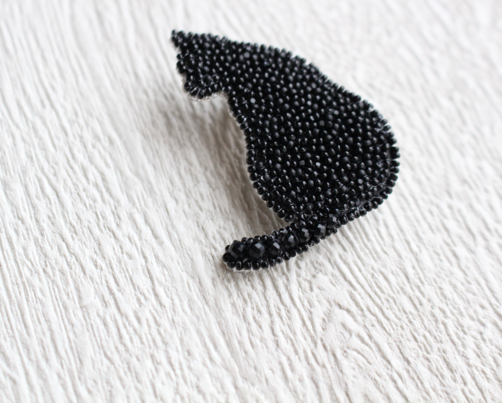 黒猫ブローチ(横向きオニキスしっぽ)オートクチュール刺繍ブローチ　creema限定作品