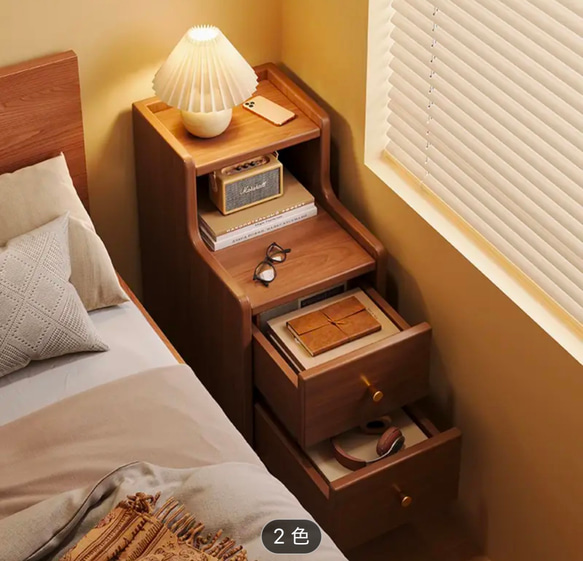 子供部屋や寝室に最適な、引き出し 2 つと収納キャビネットを備えたモダンな白いベッドサイド テーブル シンプルなナイトスタンド ナイトスタンド  無垢材エンドテーブル 収納引き出し2個付き ベッドサイドテーブル PUレザー ベッドサイド ベッドサイドキャビネット ベッド ... 充電ステーション付きホワイトナイトスタンド、ラタン製ドアキャビネットとオープンシェルフ付きガラストップベッドサイドテーブル、寝室収納