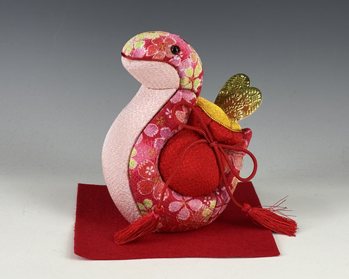 来年の干支、蛇「巳」です。木目込の技法で仕上げました。（朱さくら