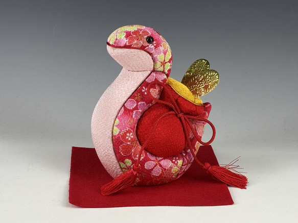 来年の干支、蛇「巳」です。木目込の技法で仕上げました。（朱さくら