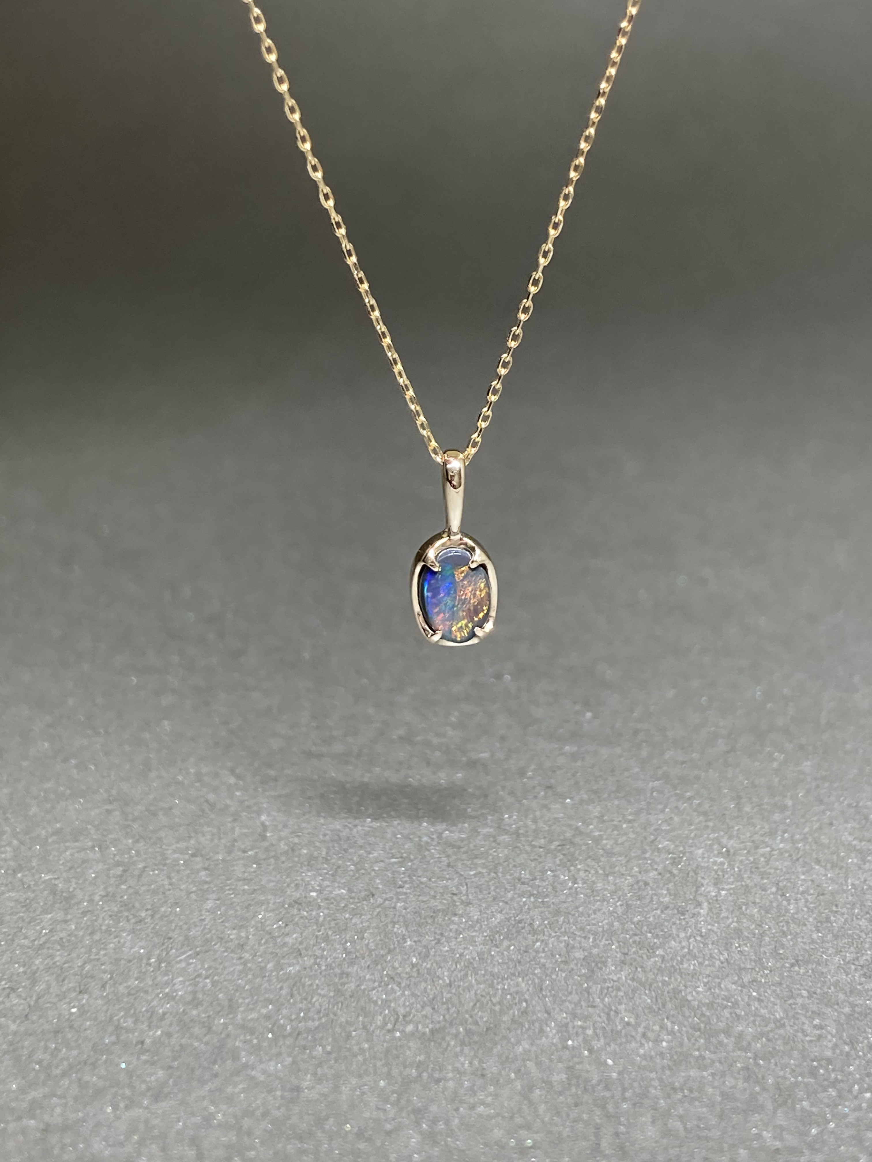 まるで花火の様な細かく流れる遊色が美しいブラックオパールネックレス