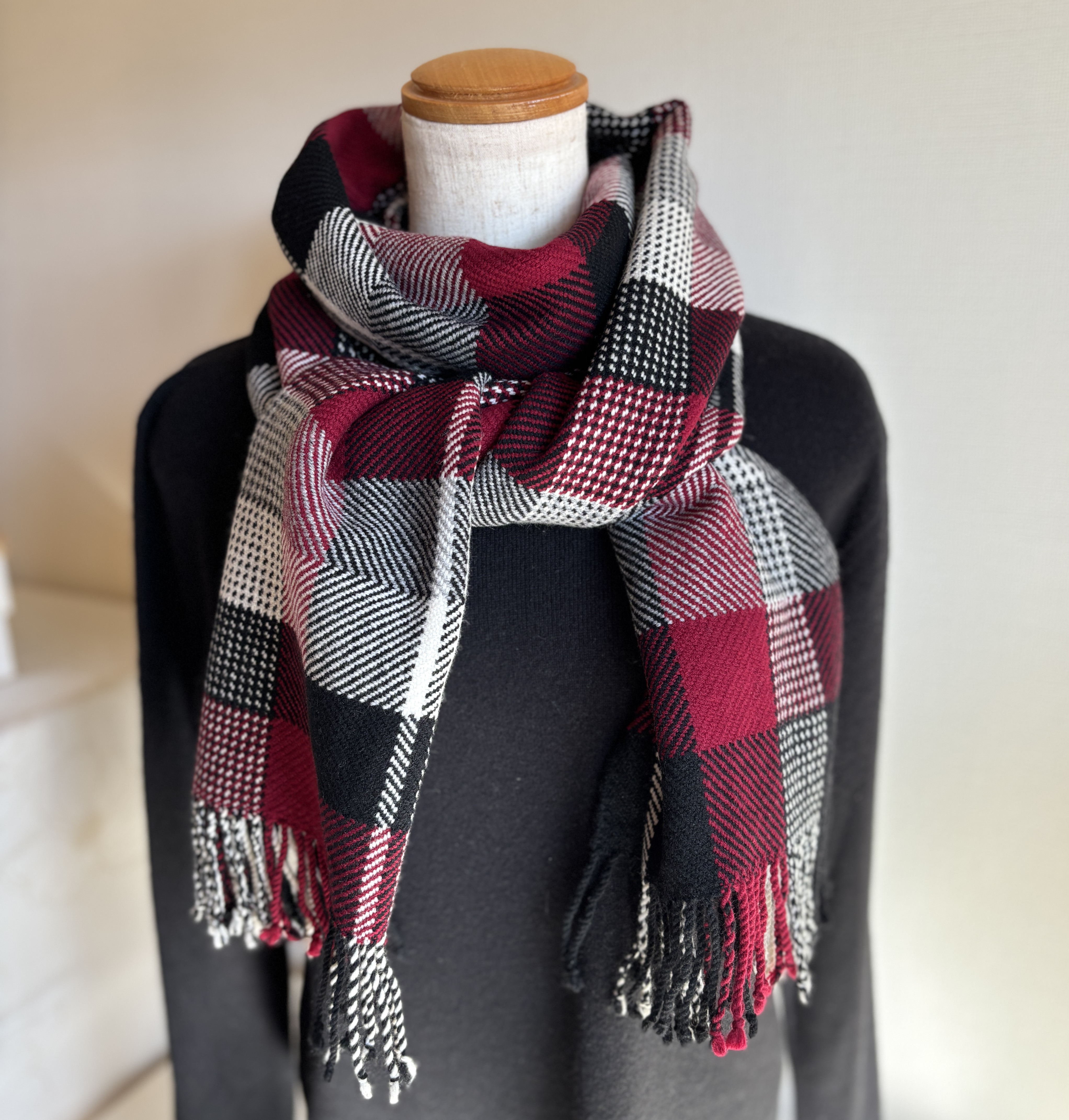 『手織り』＜モノトーンと赤＞のチェックの大判マフラー/ウール（エクストラスーパーファインウール使用）