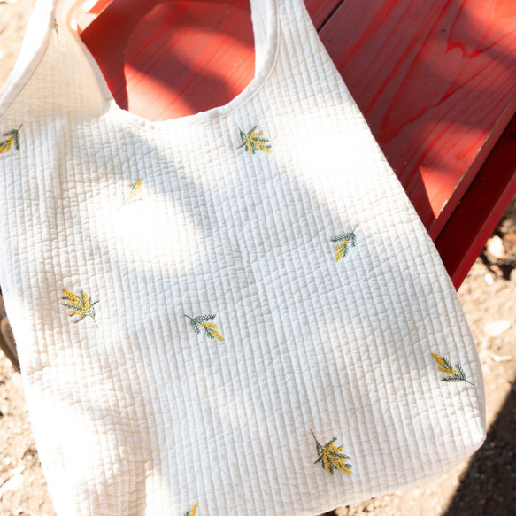 コロンとした　ヌビバッグ　ミモザ刺繍　ポケットたくさん　キーホルダー紐付 大人気のミモザ刺繍】肩掛けできる ヌビバッグ ミモザ 保育園バッグ