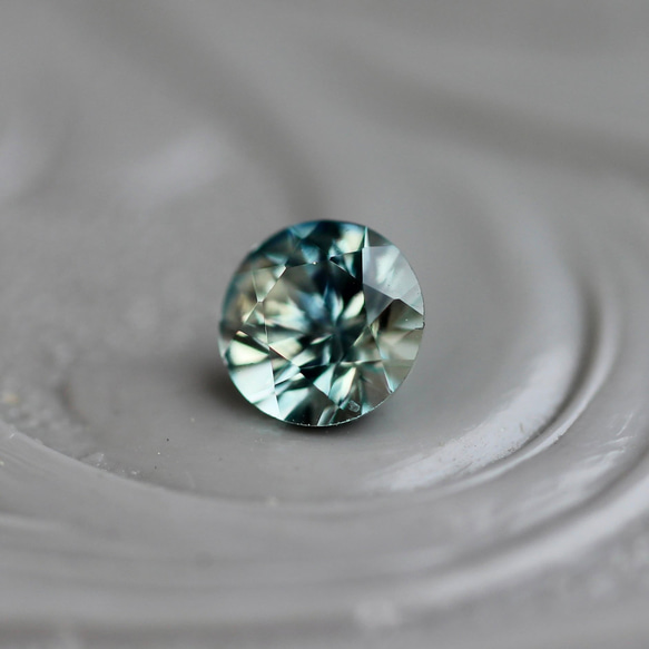 モンタナサファイア 0.25ct 3.7mm アメリカ・モンタナ州産  朝顔【MJ2426】 4枚目の画像