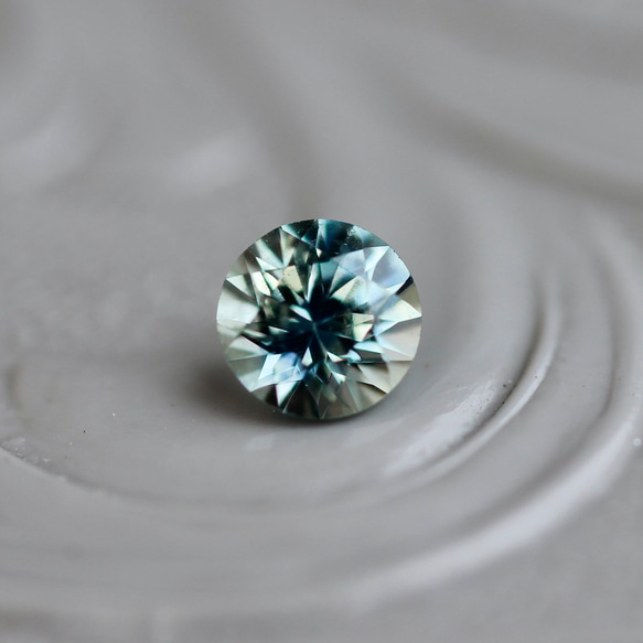 モンタナサファイア 0.25ct 3.7mm アメリカ・モンタナ州産  朝顔【MJ2426】 1枚目の画像