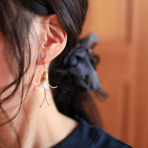 カサブランカ（ユリ）のアシンメトリーピアス／イヤリング 【11月誕生