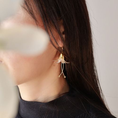 カサブランカ（ユリ）のアシンメトリーピアス／イヤリング 【11月誕生