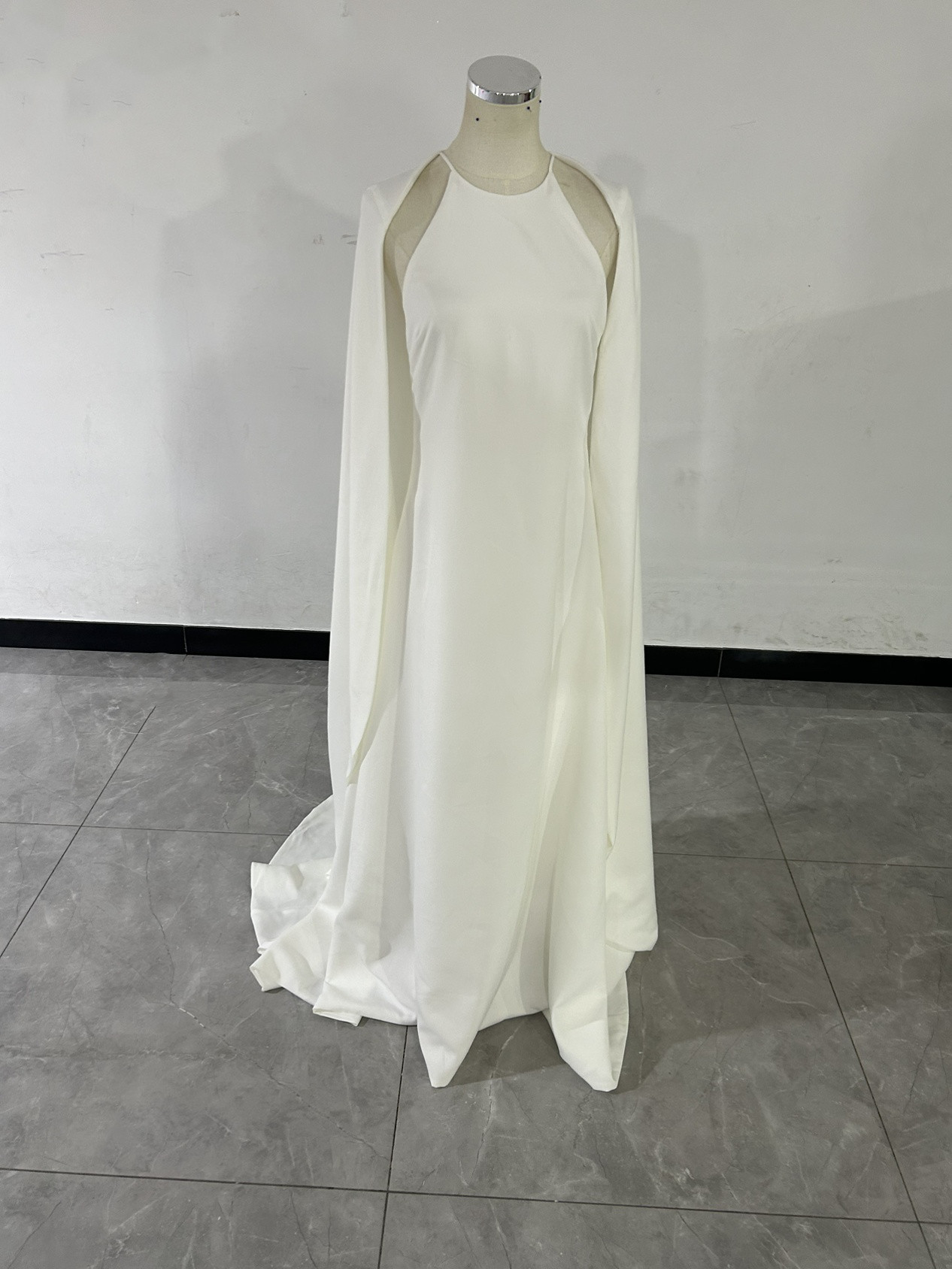 人気上昇！ホルターネック オフホワイト ウエディングドレス +  エレガント   ポンチョ  結婚式/前撮り