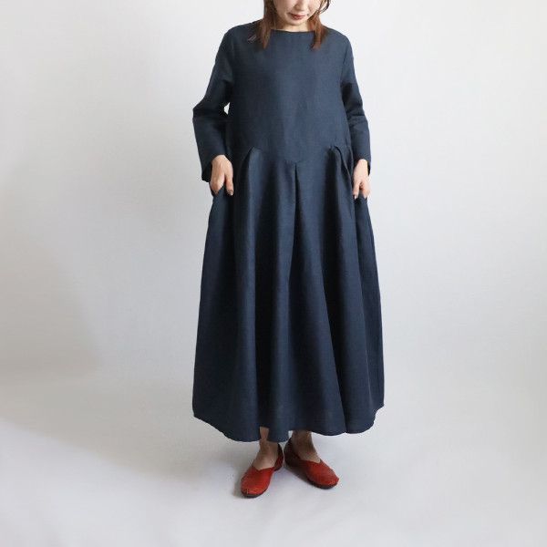 ⁑ラスト４　春支度ＳＡＬＥ　１２５cm　リネン麻コットン　揺れる優雅な内タック　ロング　ワンピース紺ネイビーH24