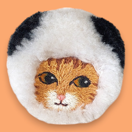 猫さんฅ•ω•ฅ 手刺繍ブローチ ろ 
