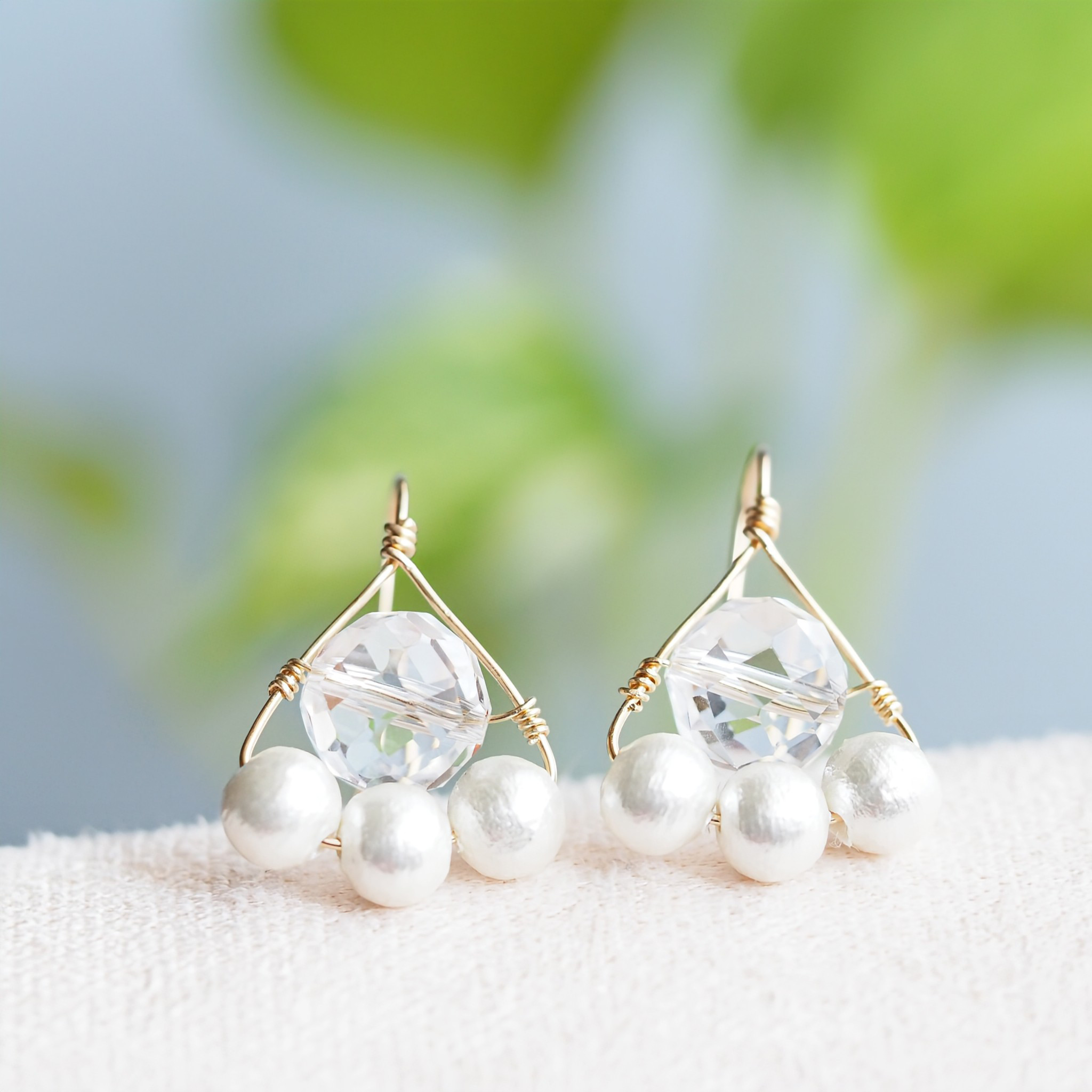 【特集掲載】《国産コットンパール×クリスタルのトライアングルピアス》