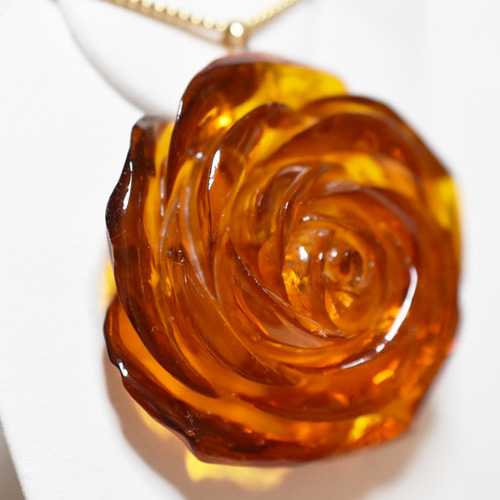 ж ソ付K18 18金 天然バルティックアンバー琥珀薔薇ペンダントトップ