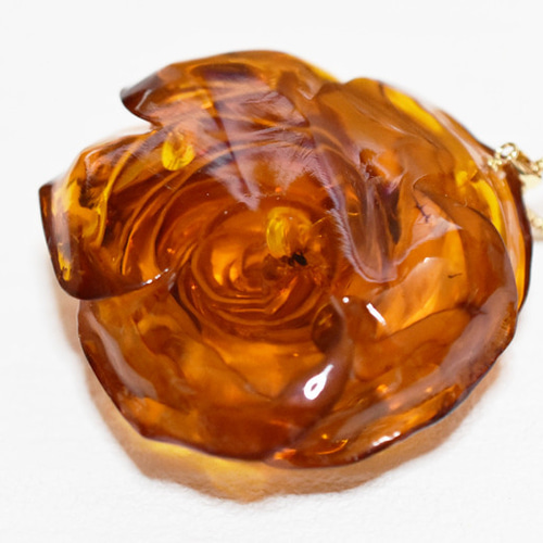 ж ソ付K18 18金 天然バルティックアンバー琥珀薔薇ペンダントトップ