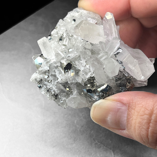 crystal cluster with pyrite / 水晶クラスターパイライト共生 A