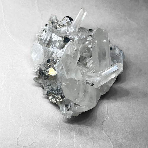 crystal cluster with pyrite / 水晶クラスターパイライト共生 A