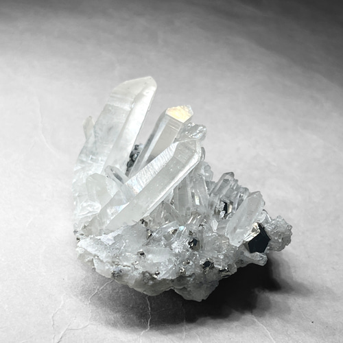 crystal cluster with pyrite / 水晶クラスターパイライト共生 A