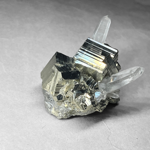 crystal cluster with pyrite / 水晶クラスターパイライト共生 B