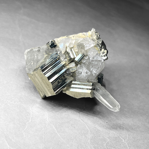 パイライト♡水晶クラスター♡1.5kg超え パイライト パイライト付き水晶クラスター 黄鉄鉱 原石 鉄鉱石