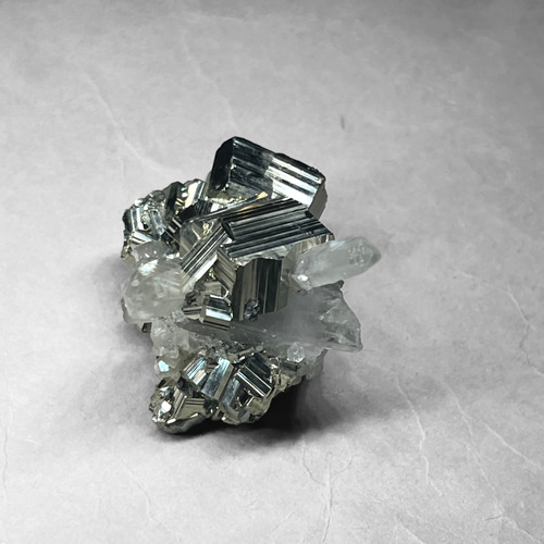 パイライト♡水晶クラスター♡1.5kg超え パイライト パイライト付き水晶クラスター 黄鉄鉱 原石 鉄鉱石