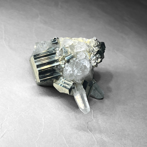 crystal cluster with pyrite / 水晶クラスターパイライト共生 B