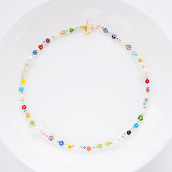 ミルフィオリ ガラスビーズモチーフと淡水パールのマンテルネックレス〈ゴールド〉 2枚目の画像