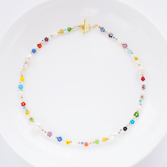 ミルフィオリ ガラスビーズモチーフと淡水パールのマンテルネックレス〈ゴールド〉 2枚目の画像