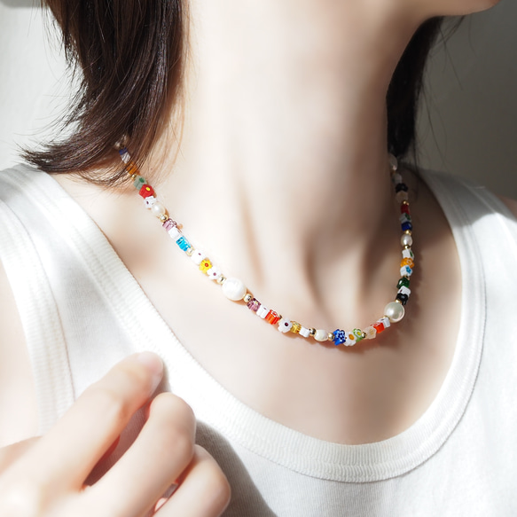 ミルフィオリ ガラスビーズモチーフと淡水パールのマンテルネックレス〈ゴールド〉 4枚目の画像