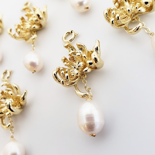 1個 菊 淡水パール 14KGP 本金メッキ キク 彼岸花 引き輪付