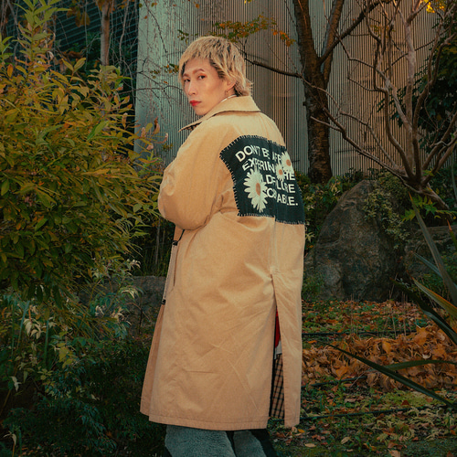 リバーシブル トレンチコート｜グラフィックとペイズリーが呼応する