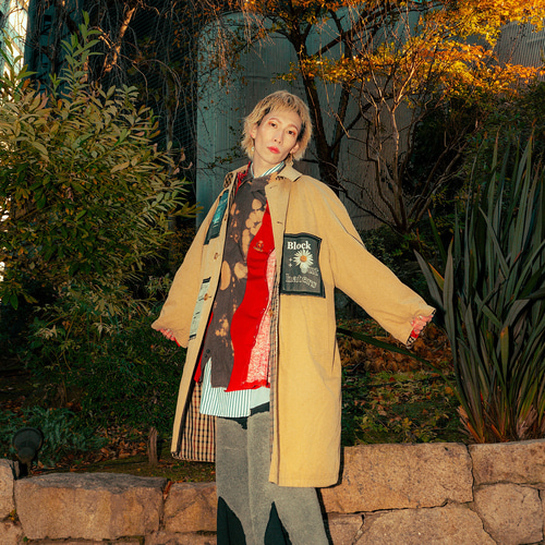 リバーシブル トレンチコート｜グラフィックとペイズリーが呼応する