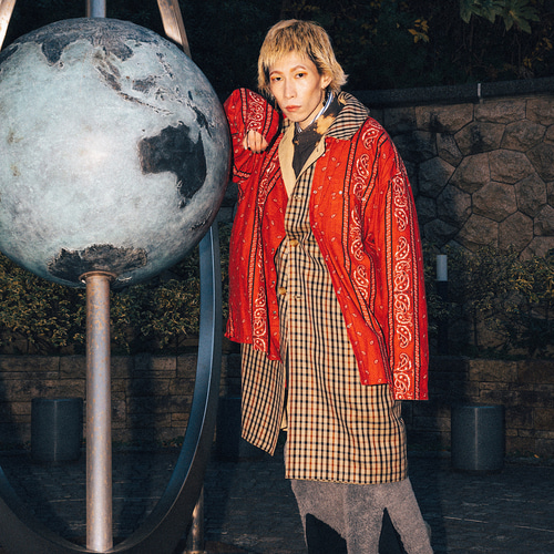 リバーシブル トレンチコート｜グラフィックとペイズリーが呼応する