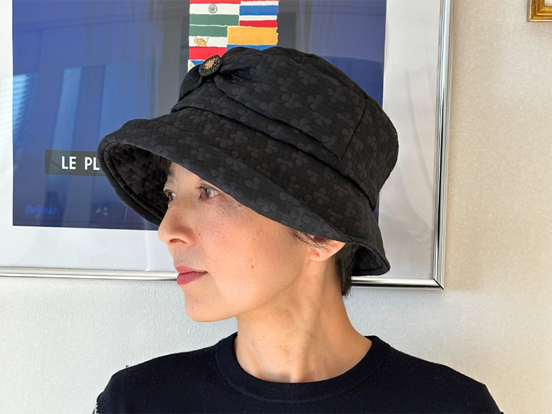 【即納品】大きなリボンのバケットハット　ブラックのクローバの生地