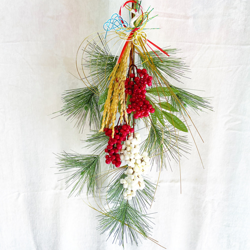 送料無料‼︎【数量限定】紅白南天のスワッグ正月飾り金色 松飾り 造花