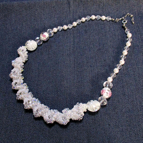 ダッチスパイラルとトンボ玉のネックレス【ビーズステッチ