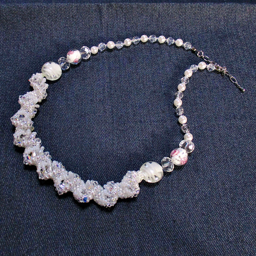 ダッチスパイラルとトンボ玉のネックレス【ビーズステッチ