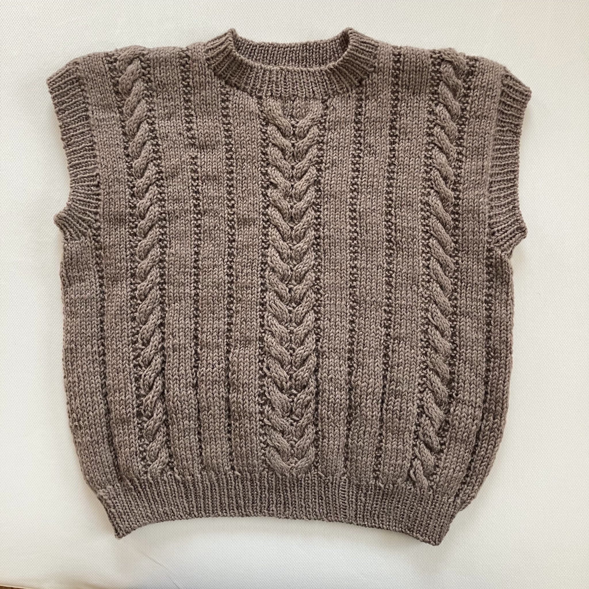 メリノウール100%   縄編みのベスト　棒針編み　編物　毛糸　M-Lサイズ