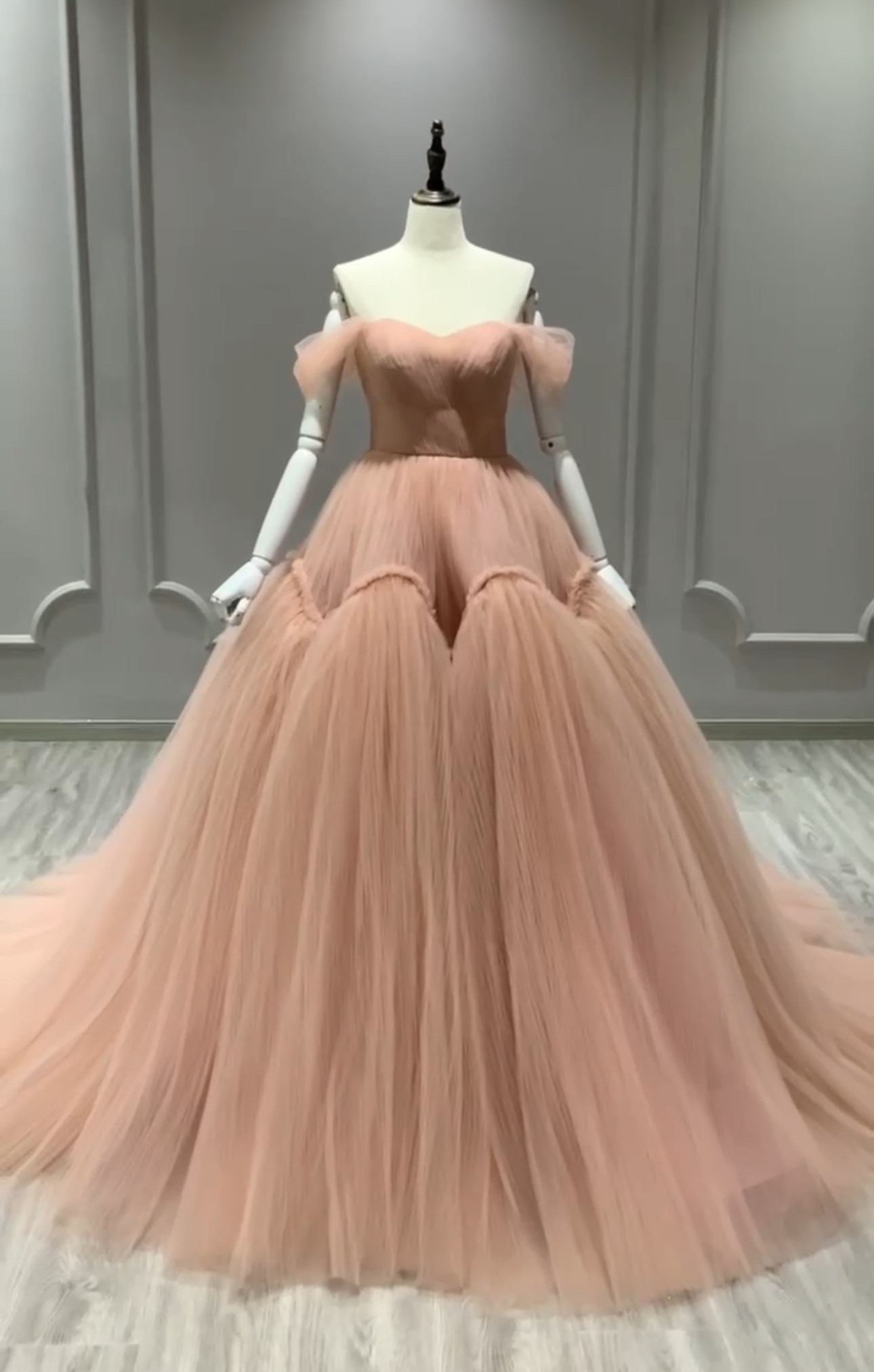 躊躇しない！肌色　袖あり　ソフトチュール　2の腕を隠せる　オフショルダー　Aライン　エレガントなシルエット　痩せて見える