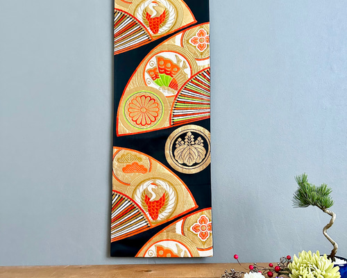 帯のタペストリー 漆黒に輝く金色の扇 帯 リメイク インテリア 掛け軸