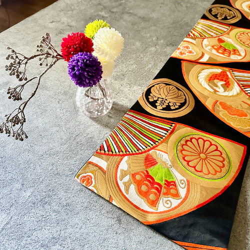 帯のタペストリー 漆黒に輝く金色の扇 帯 リメイク インテリア 掛け軸