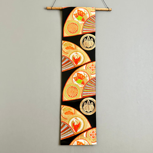 帯のタペストリー 漆黒に輝く金色の扇 帯 リメイク インテリア 掛け軸