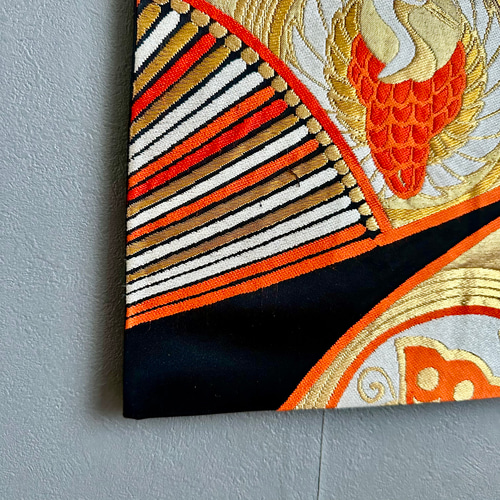帯のタペストリー 漆黒に輝く金色の扇 帯 リメイク インテリア 掛け軸